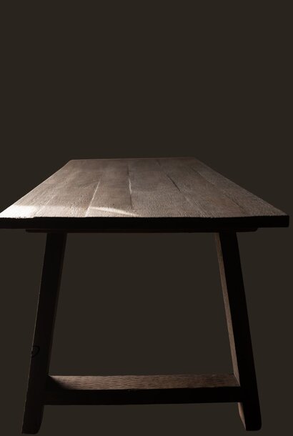 Rustikaler Esstisch aus dunklem, altem, verwittertem Holz