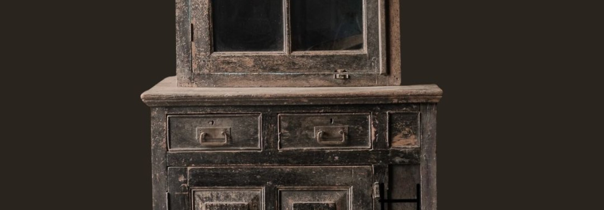 Alter hölzerner Vitrinenschrank / Wandschrank