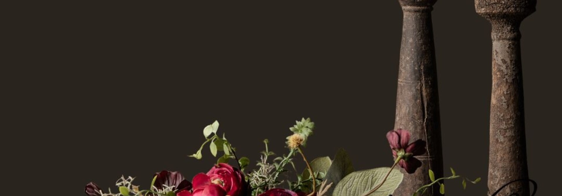 Unieke antieke houten Naga schaal / kom inclusief sfeervol bloemstuk