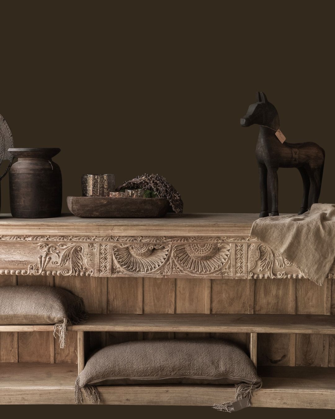 Oud houten dressoir met handgesneden details-3