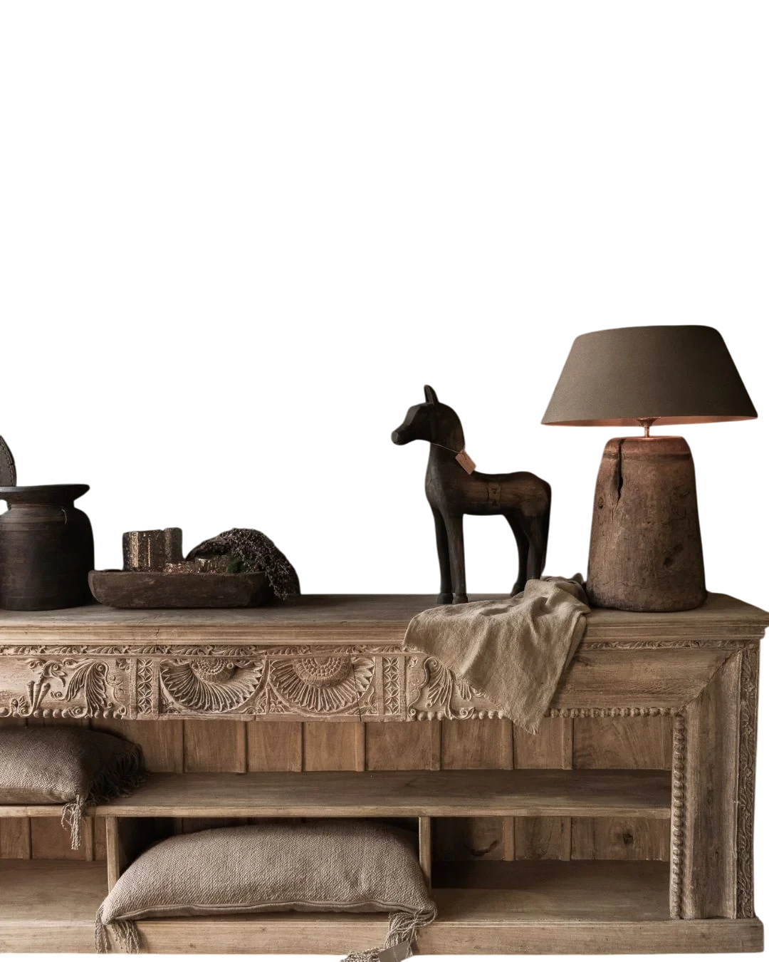 Oud houten dressoir met handgesneden details-7
