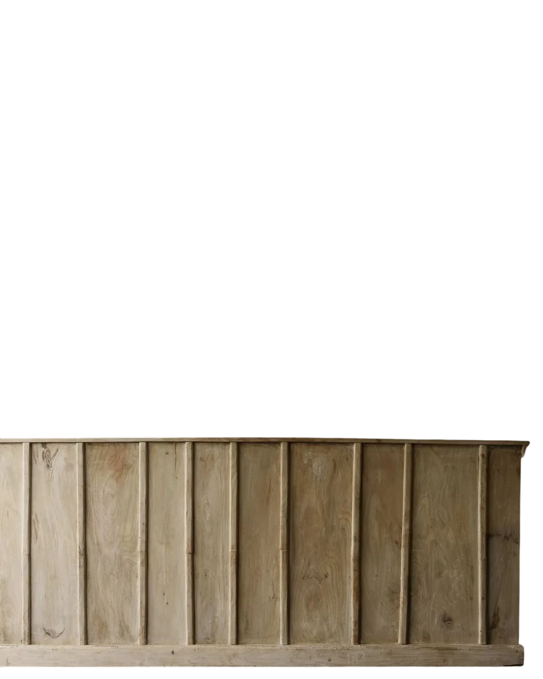 Oud houten dressoir met handgesneden details-9
