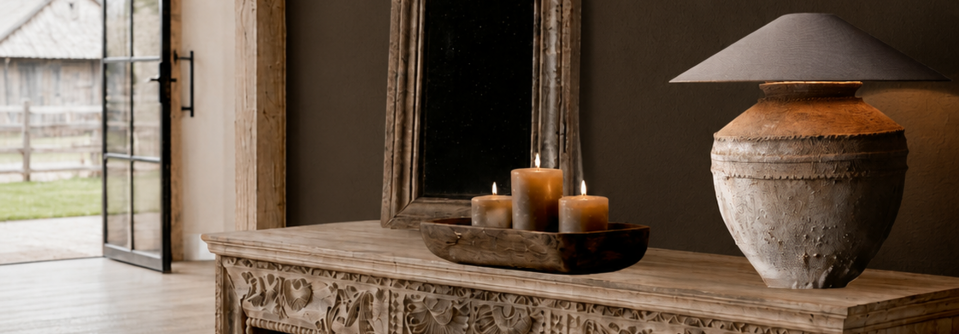 Oud houten dressoir met handgesneden details