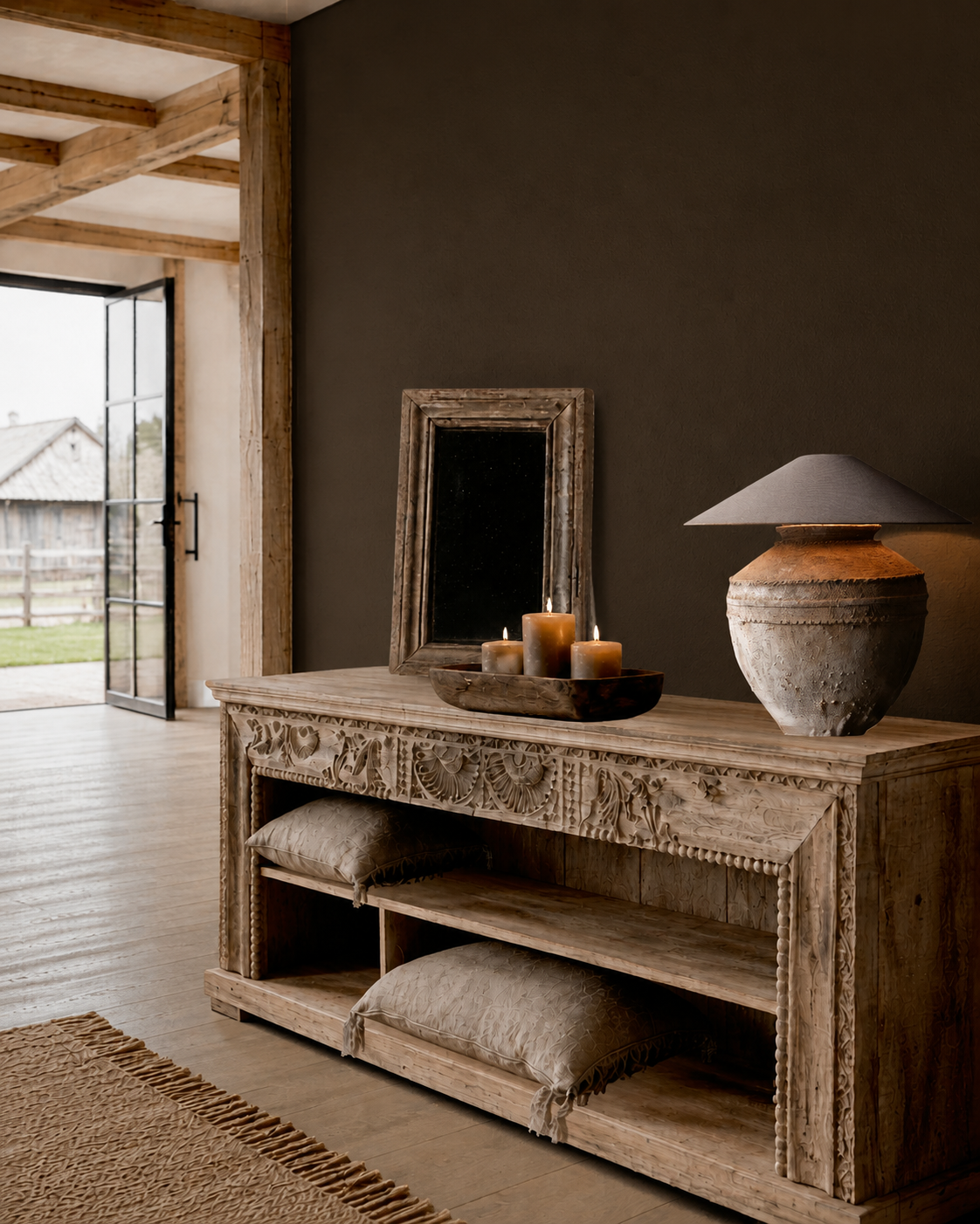 Oud houten dressoir met handgesneden details-1