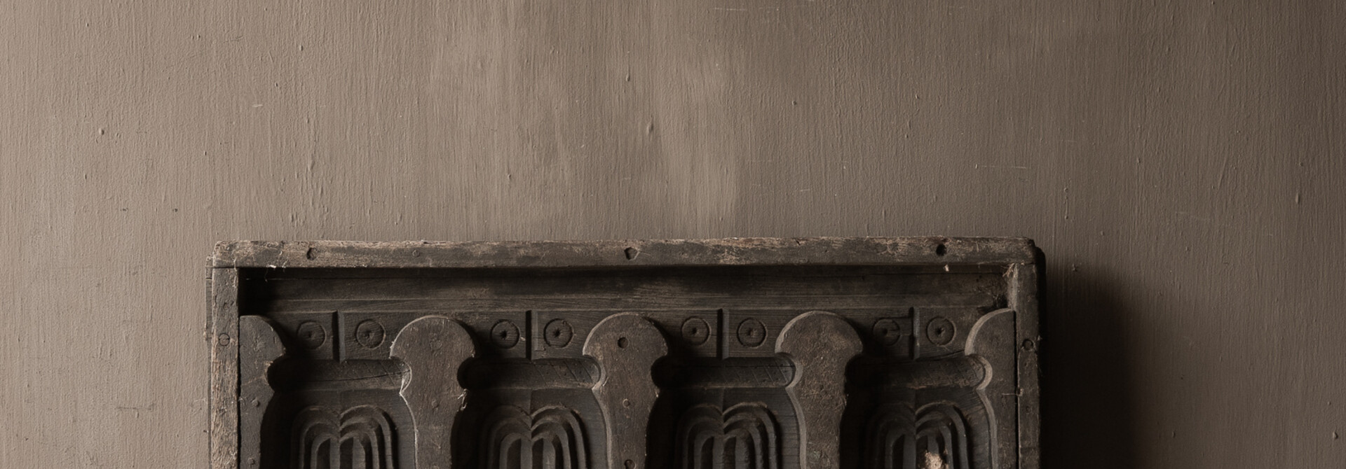 Oude Indiase houten ornamentmal / cementmal
