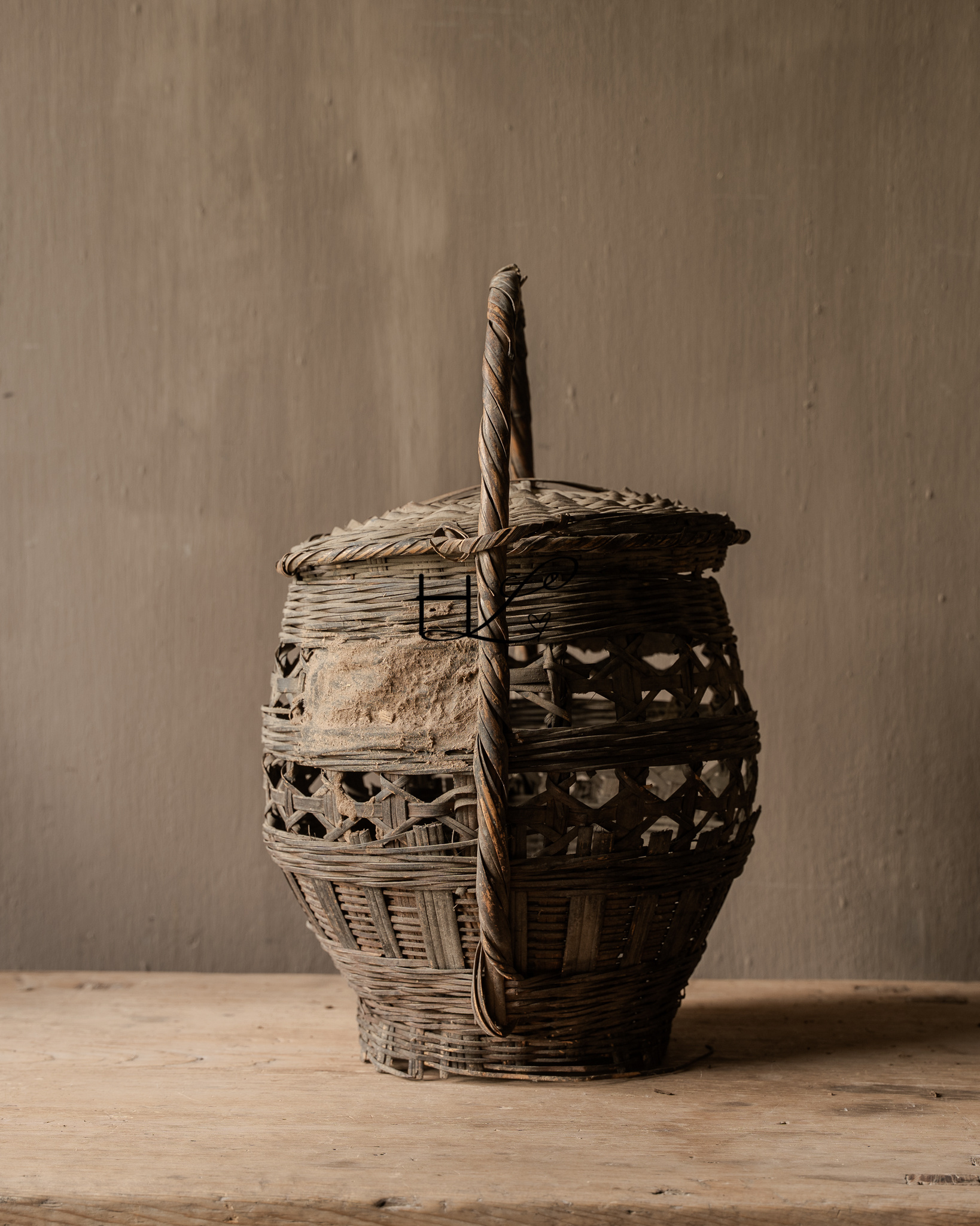 Old Authentic Wicker Basket with Lid-4