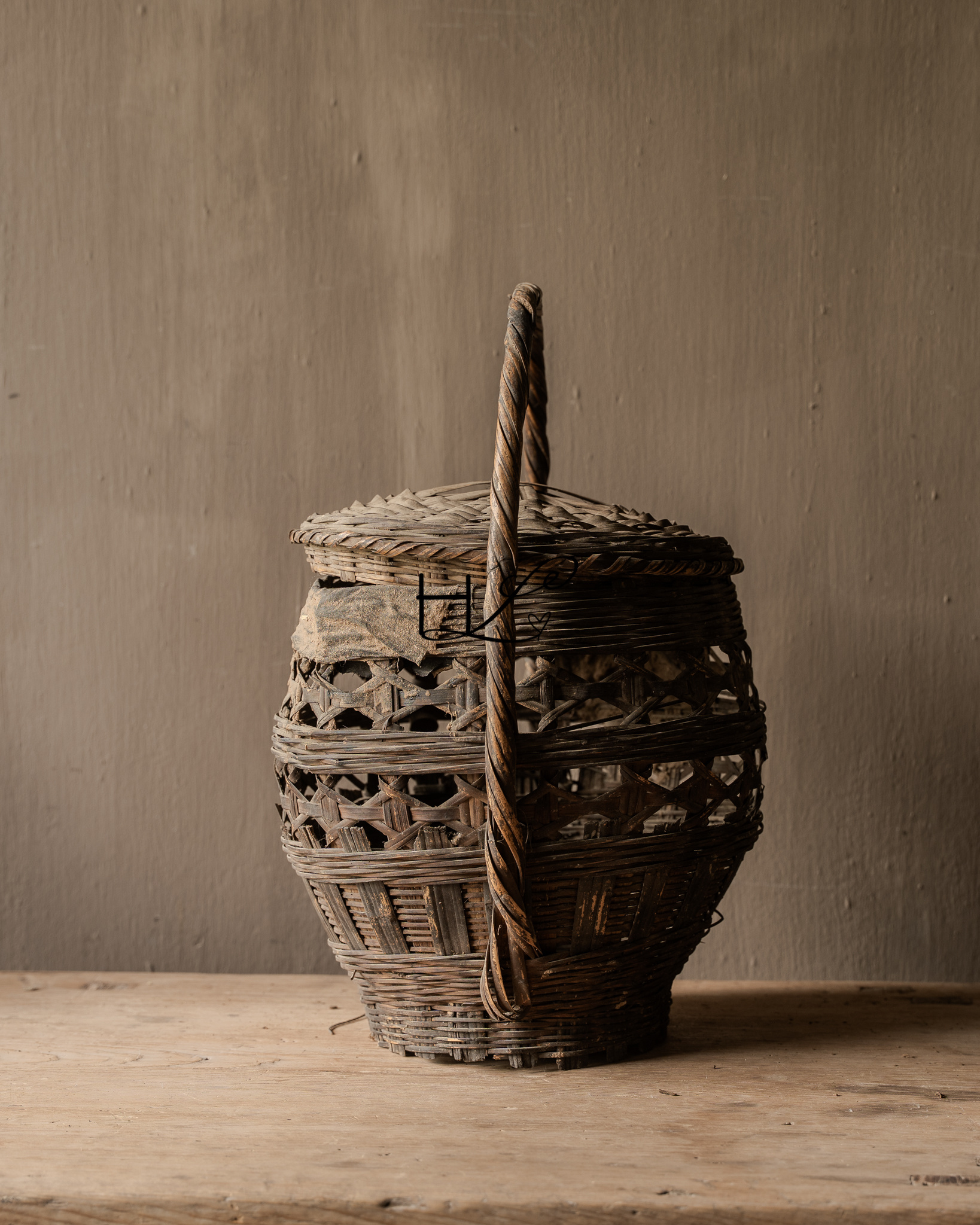 Old Authentic Wicker Basket with Lid-5