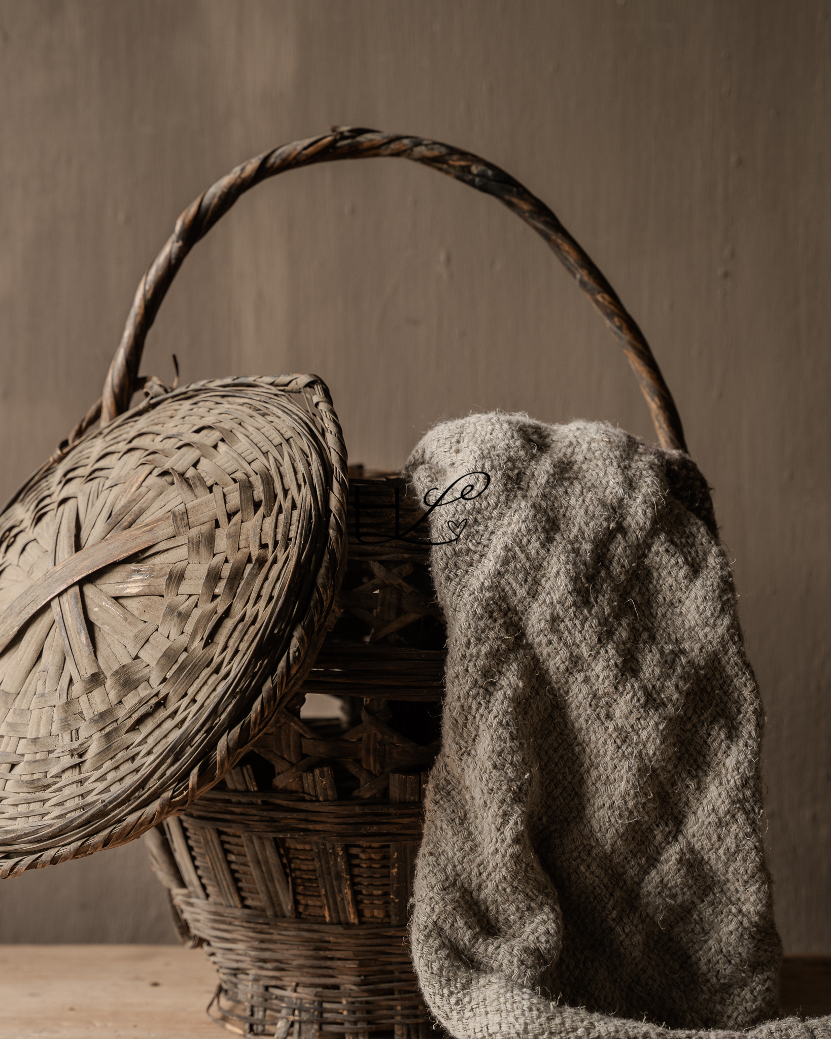 Old Authentic Wicker Basket with Lid-7