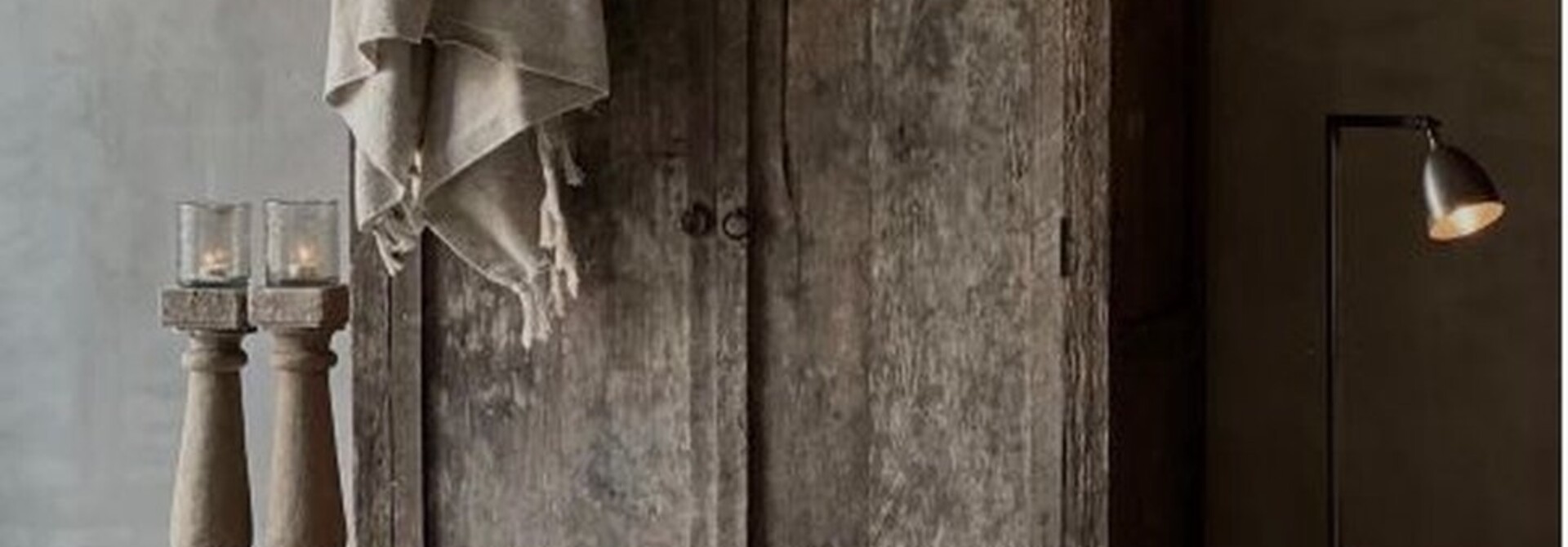 Schöner, robuster, rustikaler, dunkler alter Holzschrank, altes Bauernhaus