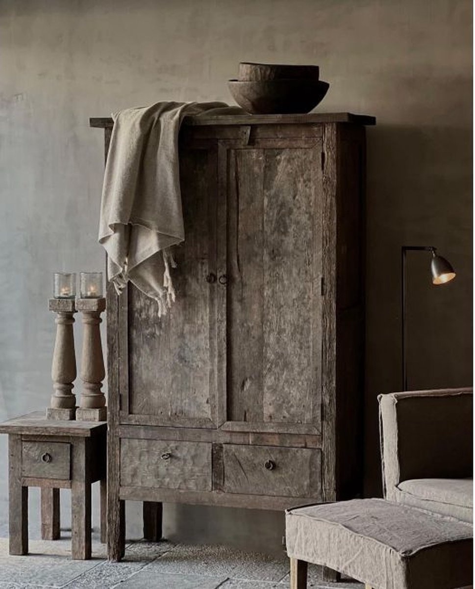 Schöner, robuster, rustikaler, dunkler alter Holzschrank, altes Bauernhaus-1