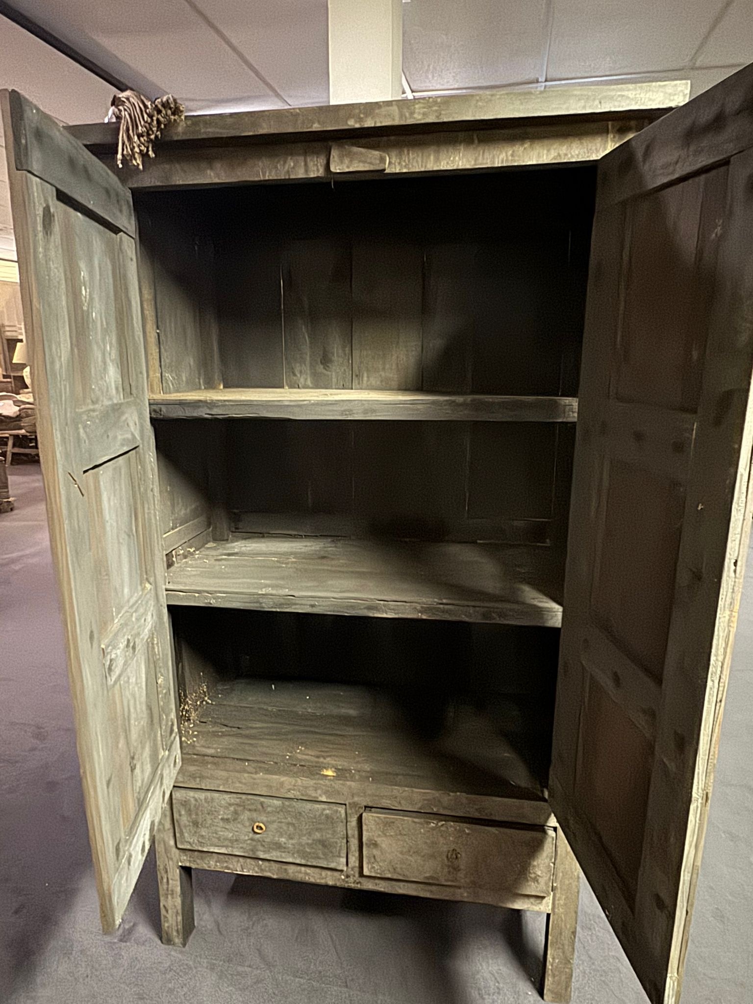 Schöner, robuster, rustikaler, dunkler alter Holzschrank, altes Bauernhaus-2