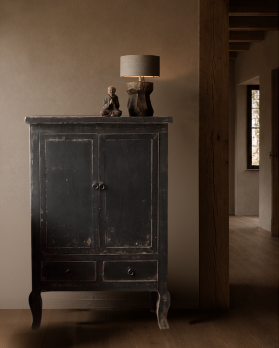 Einzigartiger, abgenutzter Schrank aus dunklem Holz-1