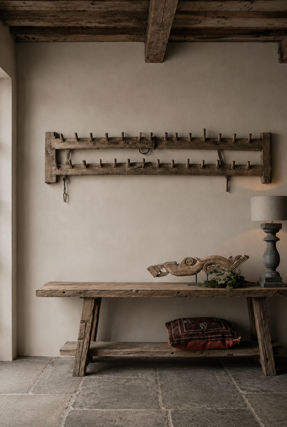 Antike Egge als einzigartige Wandgarderobe 190x42cm