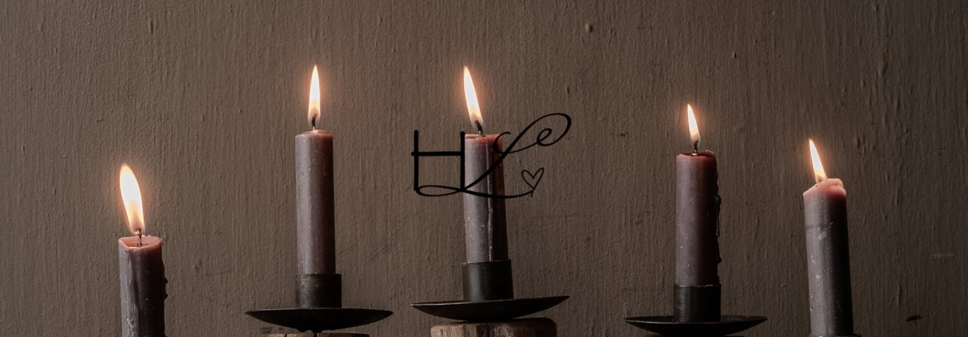 Kleiner hölzerner Kerzenständer aus einem alten Ornament