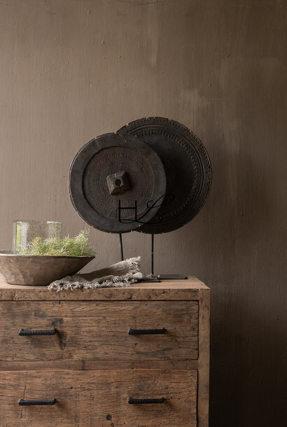 Houten ornament op standaard – uniek oud object