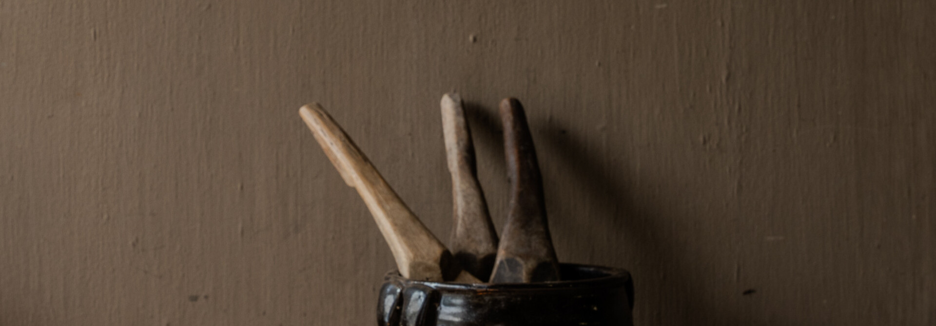 Einzigartiger, authentisch glasierter Ölkrug im Wabi-Sabi-Stil.