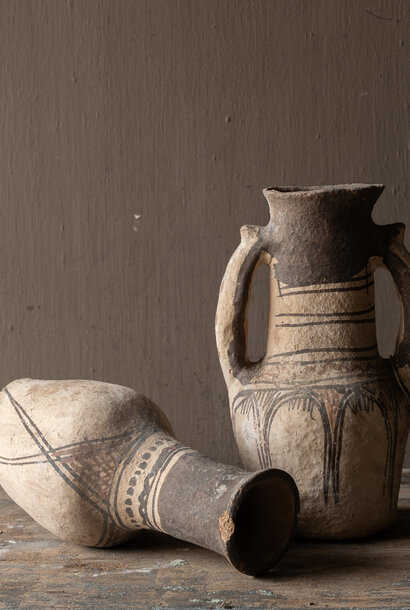 Oude decoratieve amfora vaas – handbeschilderd