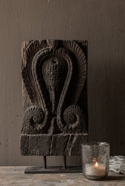 Antiek houten ornament op standaard