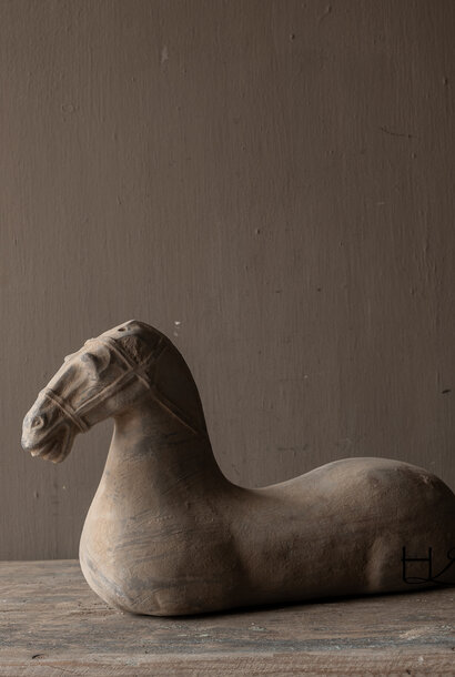 Keramikpferd im Han-Stil – dekorative Terrakotta-Statue