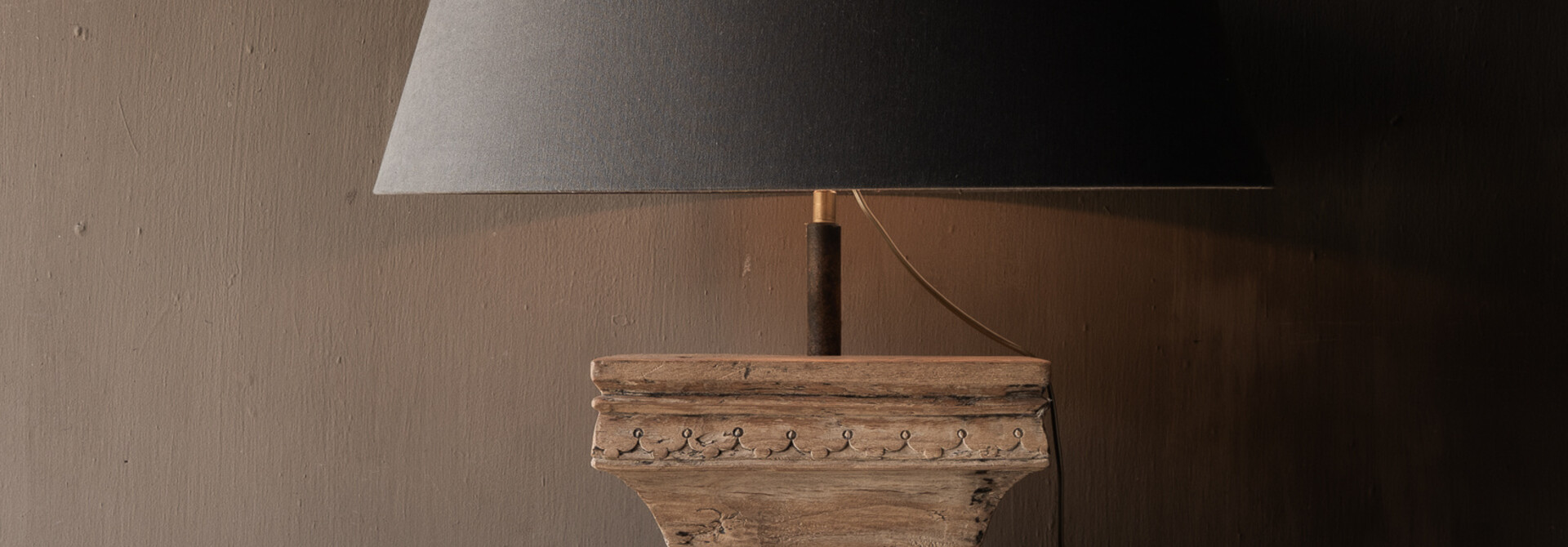 Einzigartige Tischleuchte aus einem alten Holzbaluster – authentisch