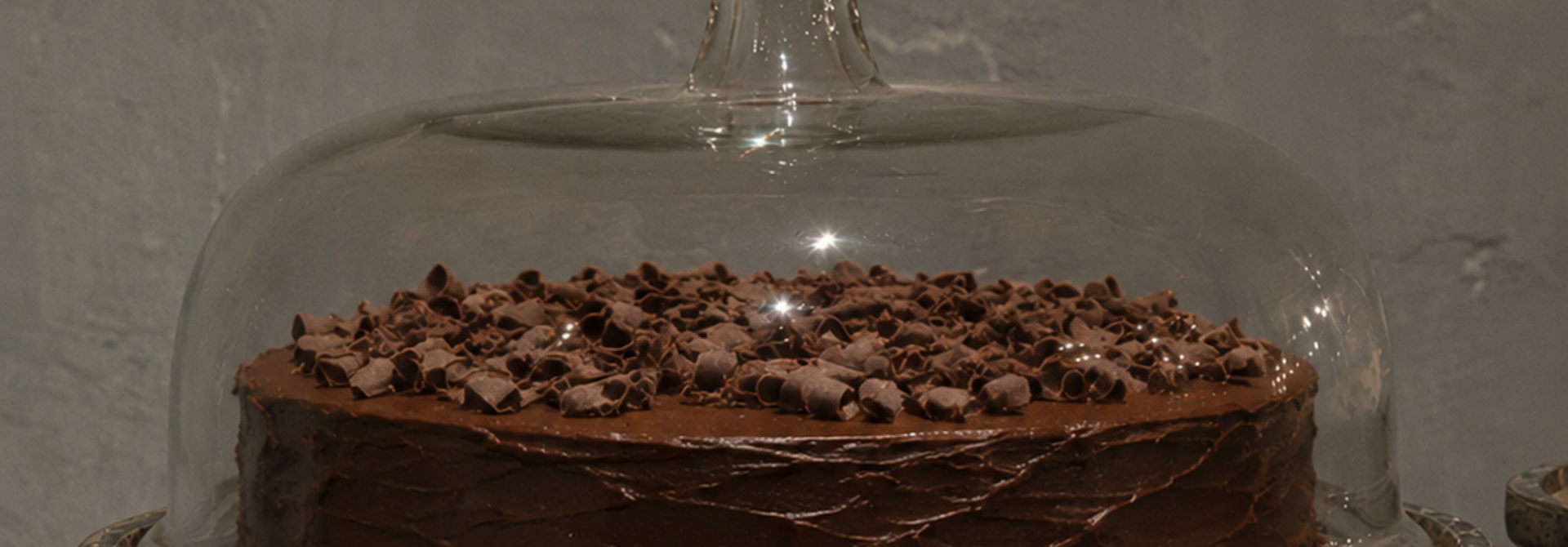 Cake stand with glass dome