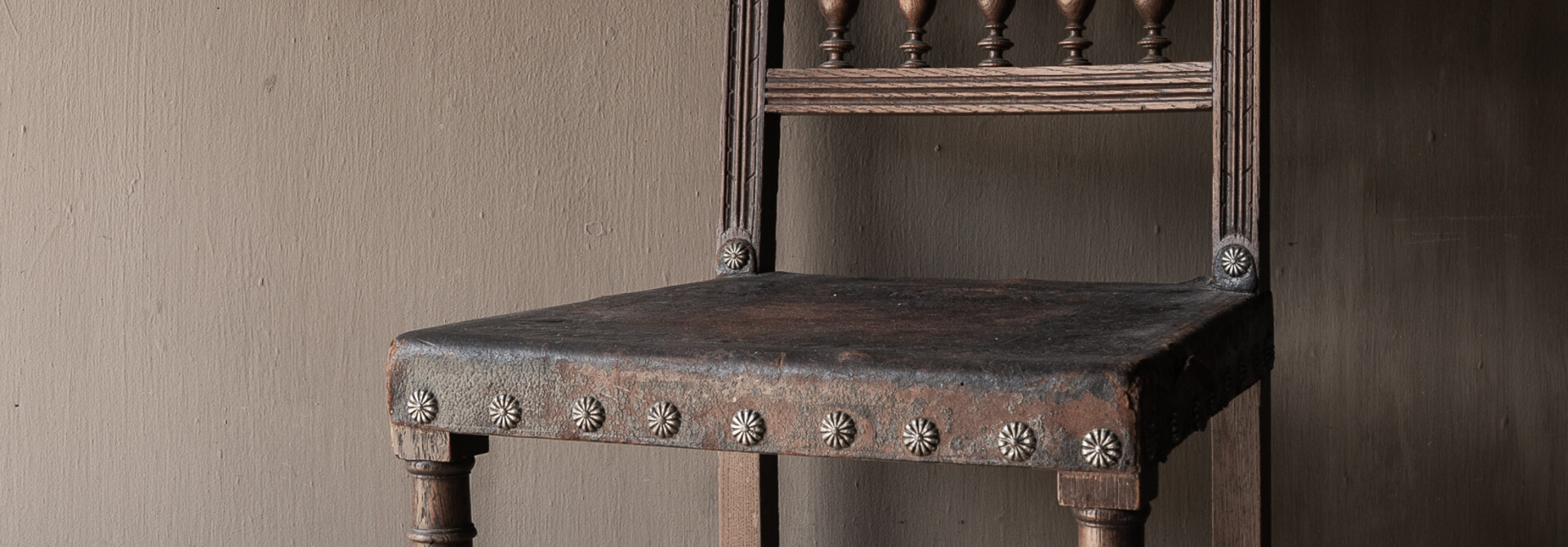 Antique Spanish Wooden & Leather Chair | 43x40xH90 cm