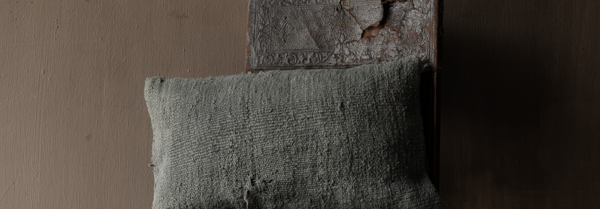 Stoer Hennep Kussen 40x60 cm | Vergrijsd groen