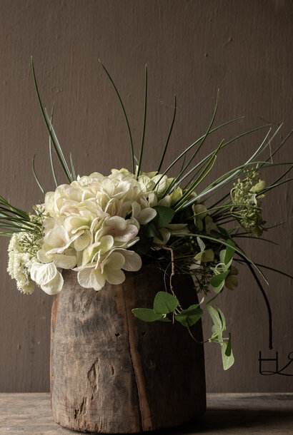 Alter Holzkrug 20x20 cm mit künstlichem Blumenstrauß |