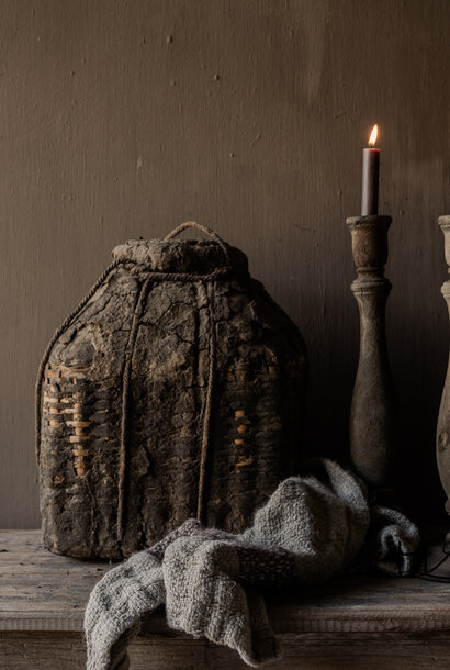 Alter, authentischer Tonkorb mit Deckel