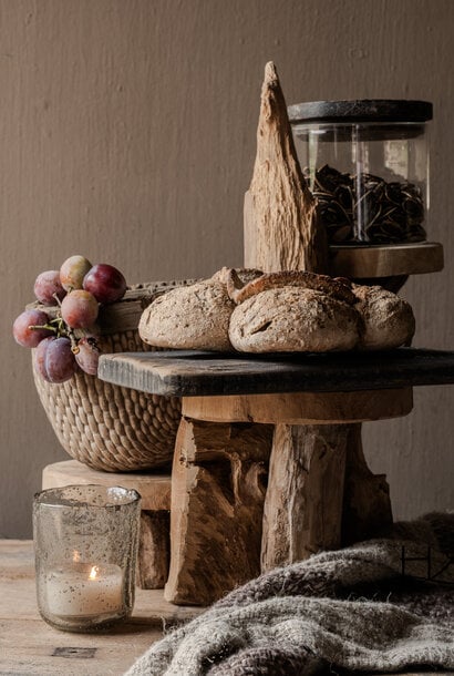 Stabiles Holzregal aus altem Holz -