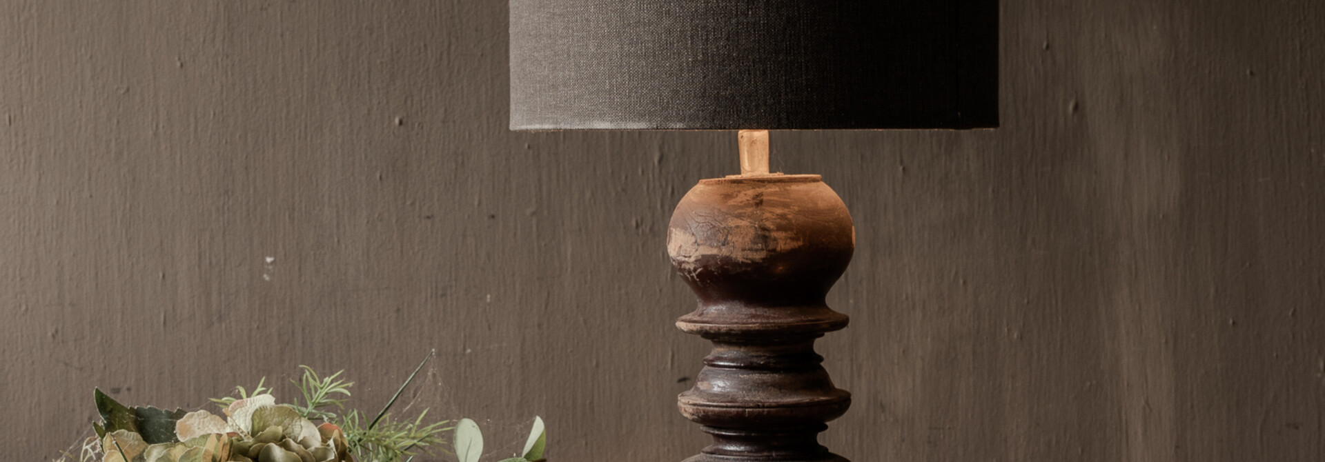 Houten balusterlampje roodbruin – Aura Peeperkorn