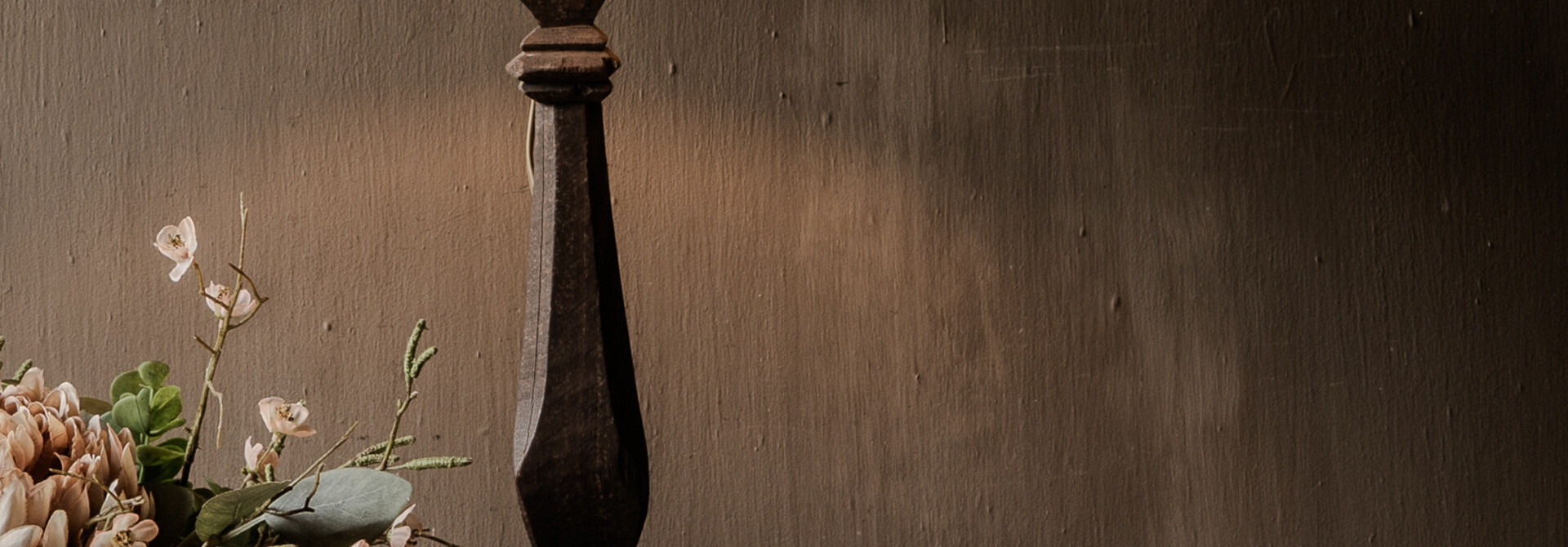 Oude houten balusterlamp – donkerbruin