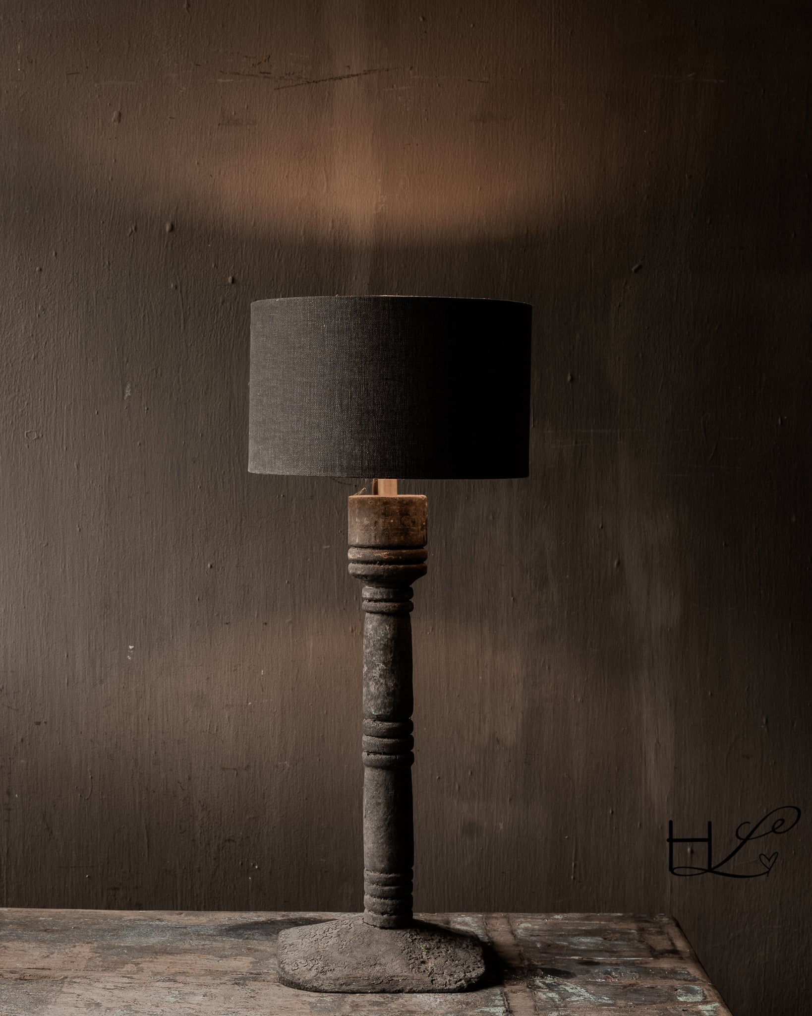 Slanke houten balusterlamp met doorleefde uitstraling-2