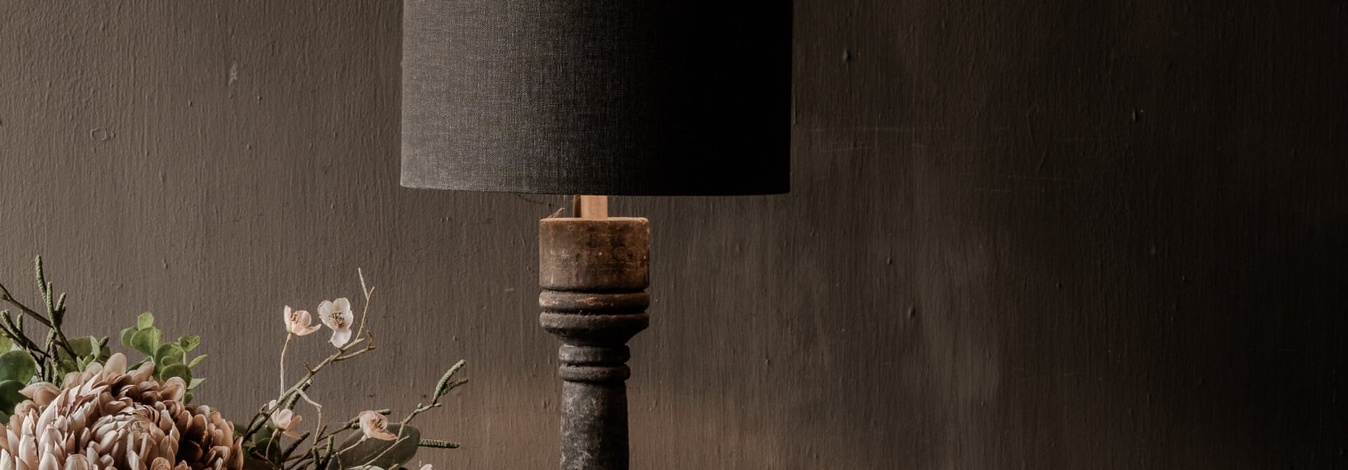 Slanke houten balusterlamp met doorleefde uitstraling