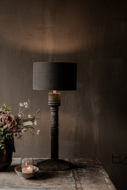 Slanke houten balusterlamp met doorleefde uitstraling