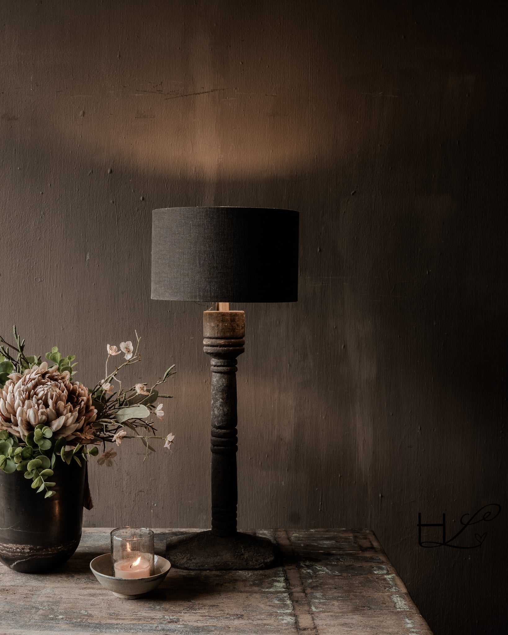 Slanke houten balusterlamp met doorleefde uitstraling-1