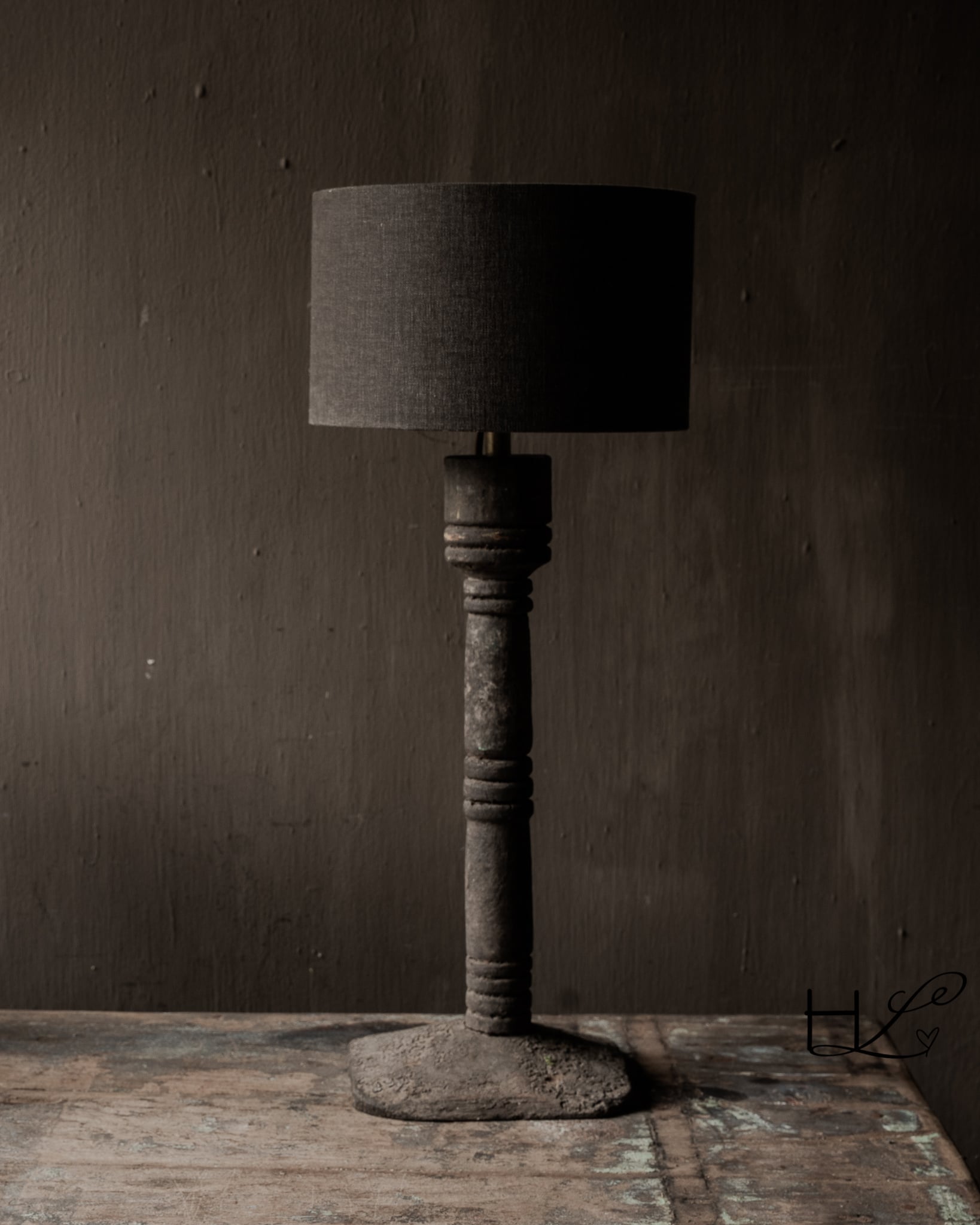 Slanke houten balusterlamp met doorleefde uitstraling-3