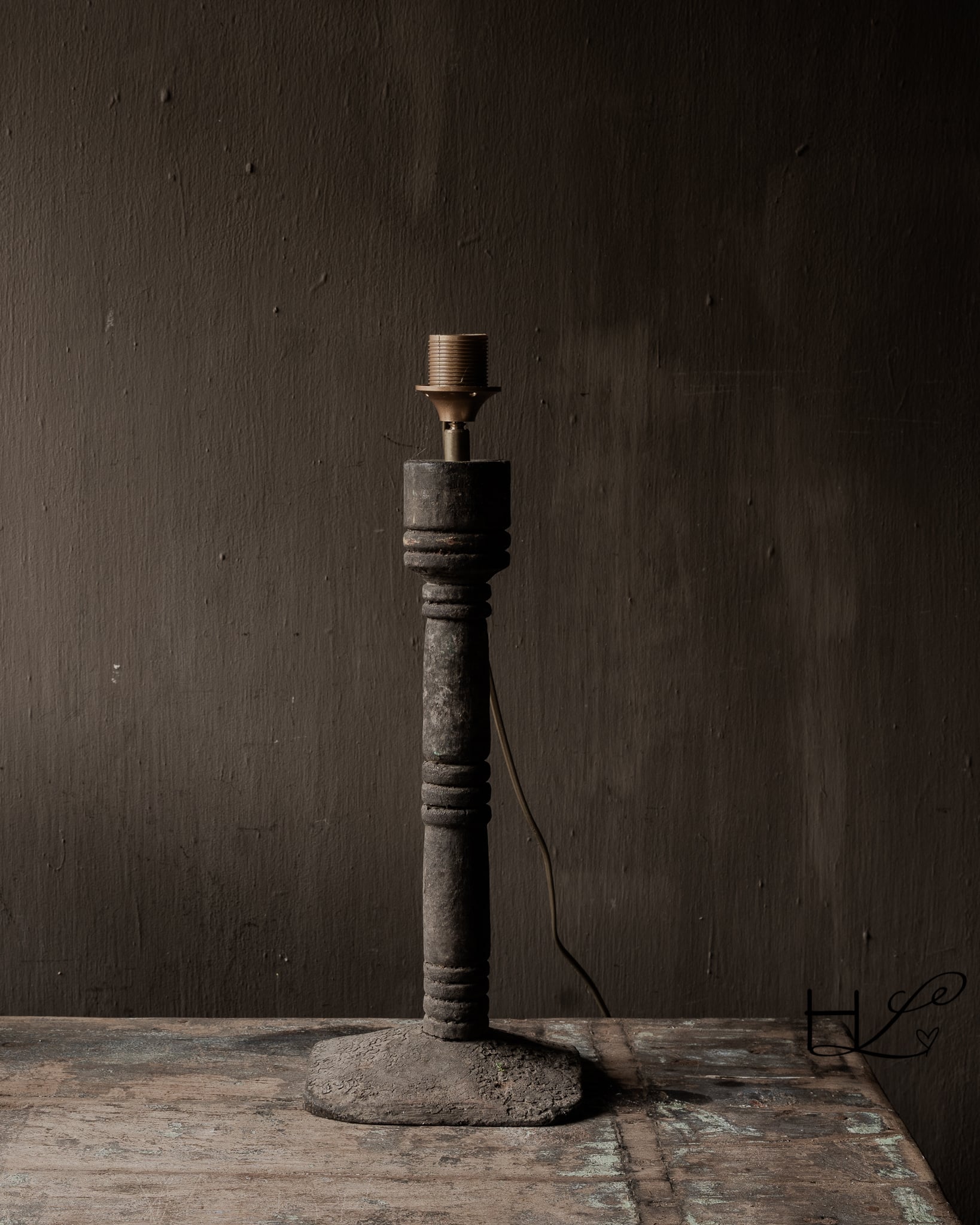 Slanke houten balusterlamp met doorleefde uitstraling-4