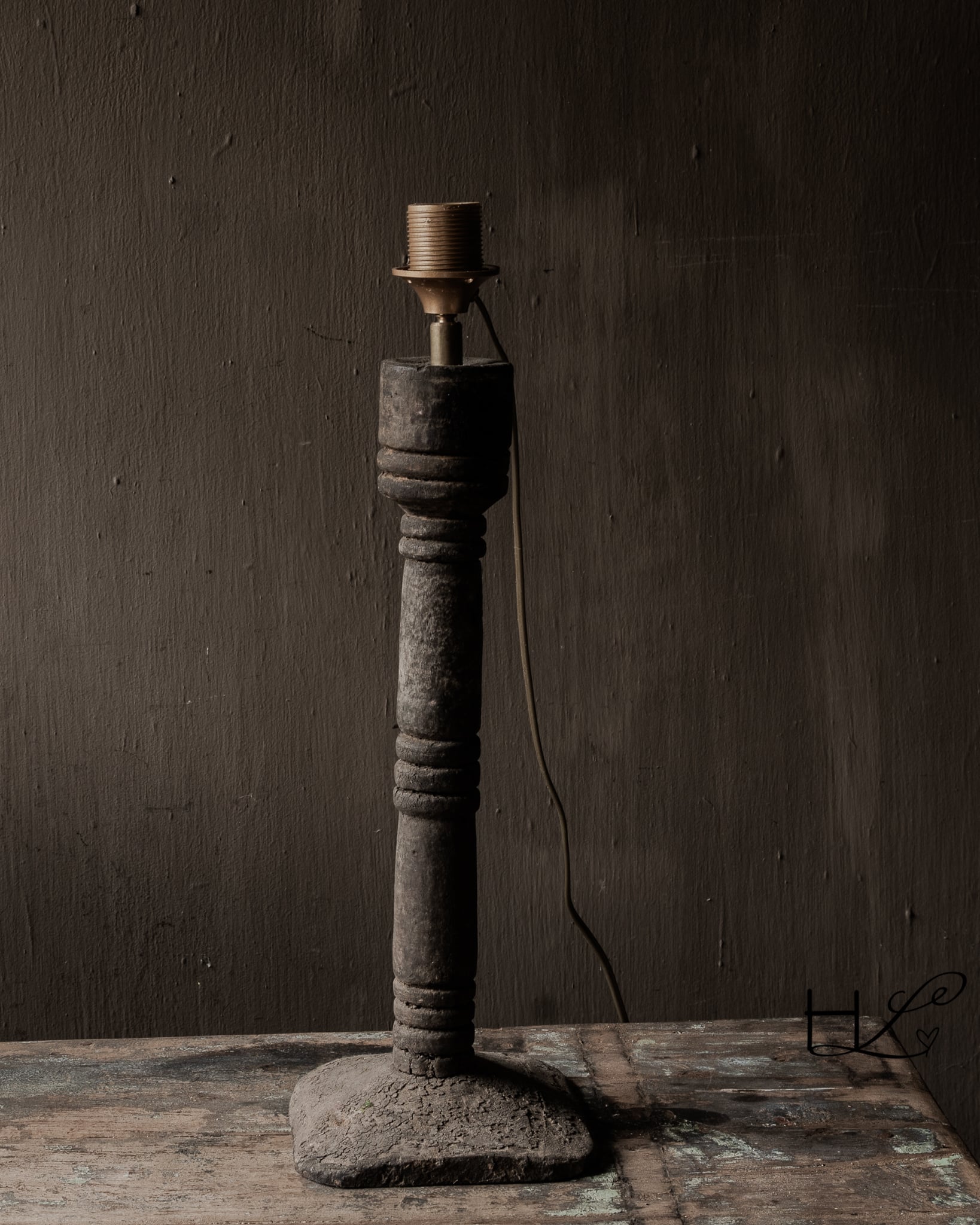 Slanke houten balusterlamp met doorleefde uitstraling-5