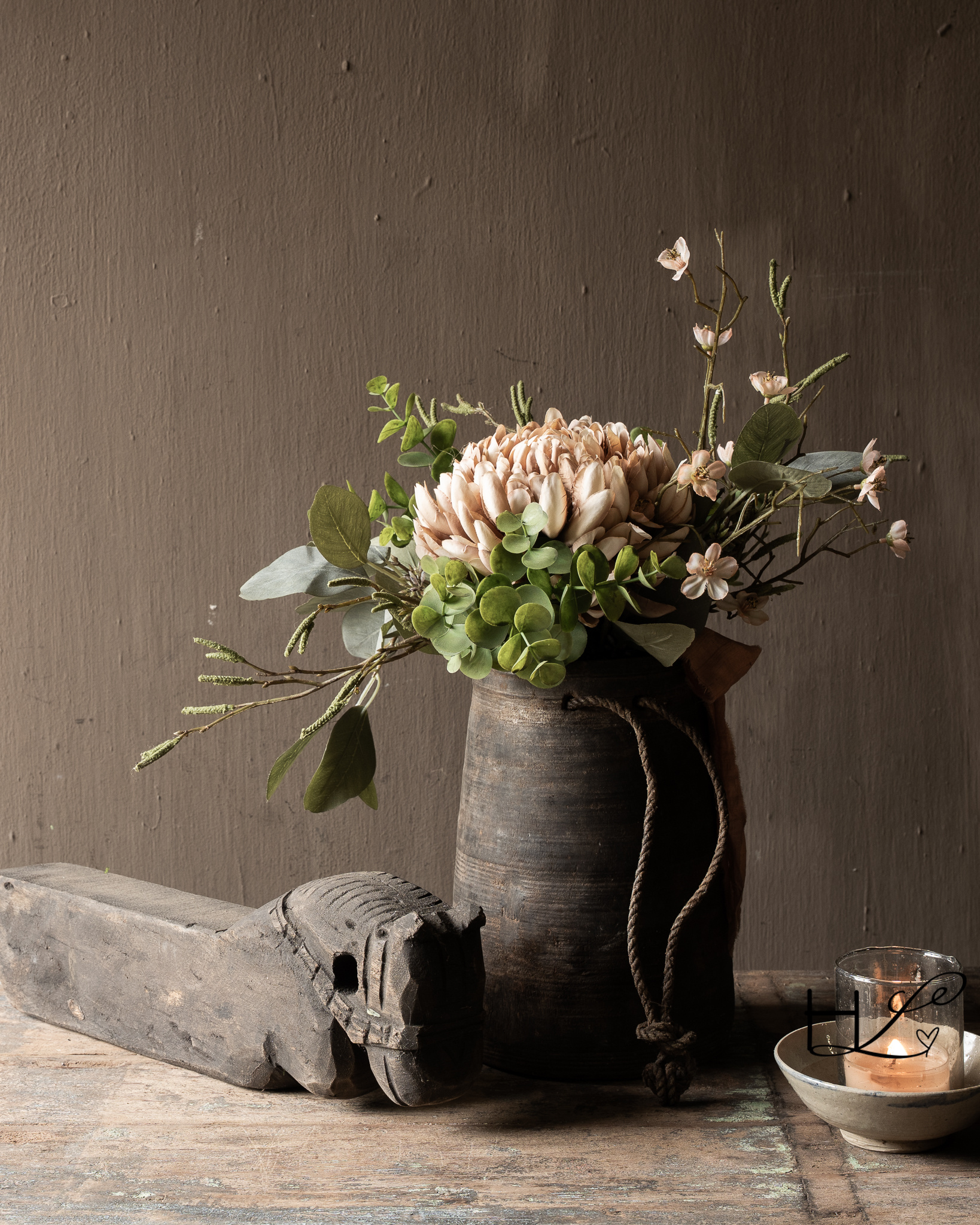 Doorleefde houten kruik inclusief kunstboeket-1