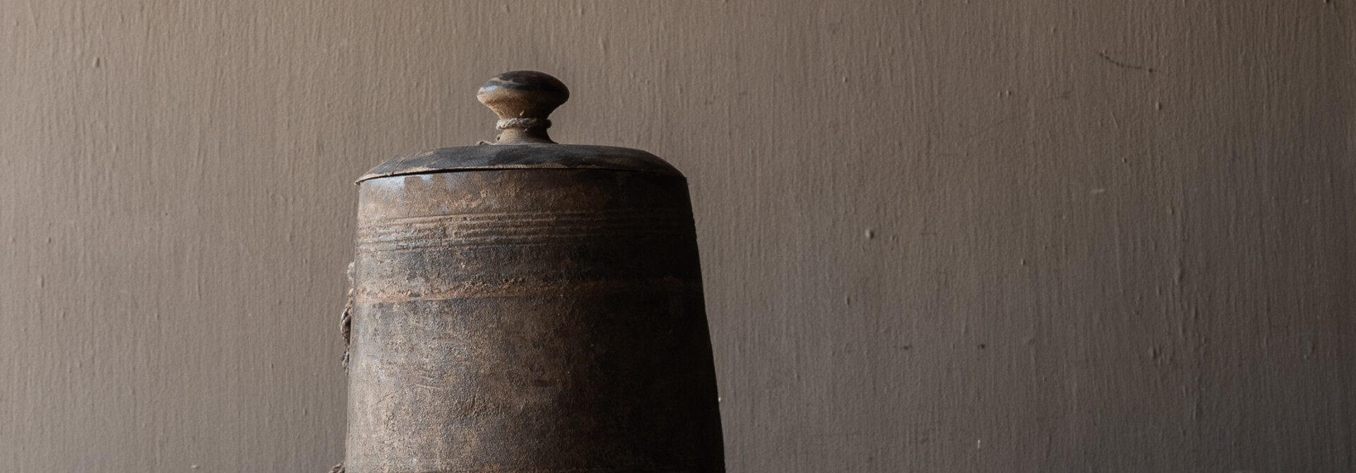 Originele Oude houten Nepalese Kruik met deksel