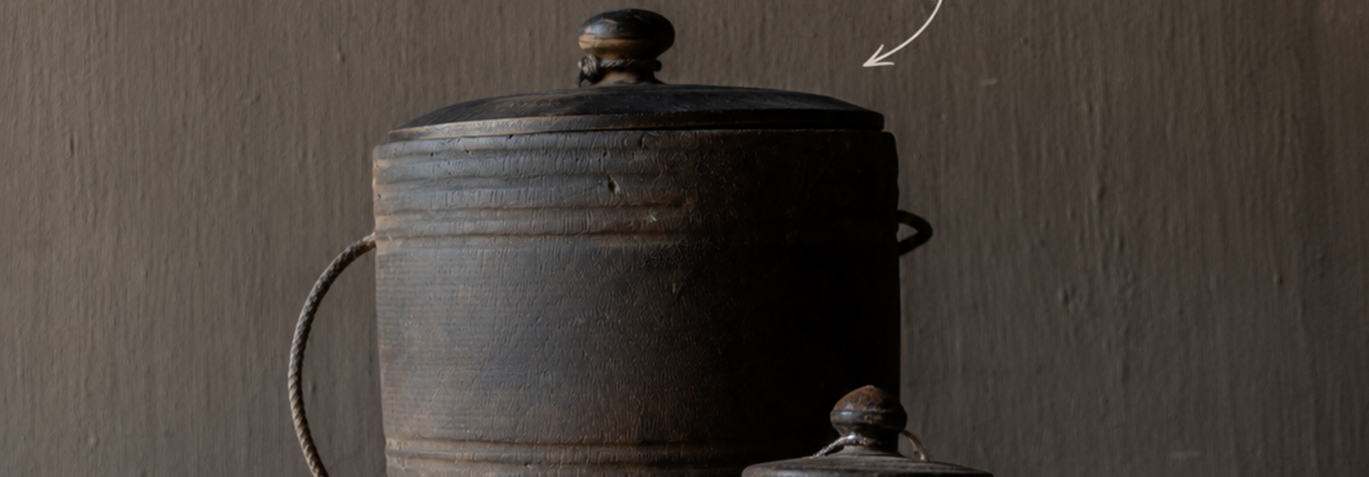 Originele Oude houten Nepalese Kruik met deksel