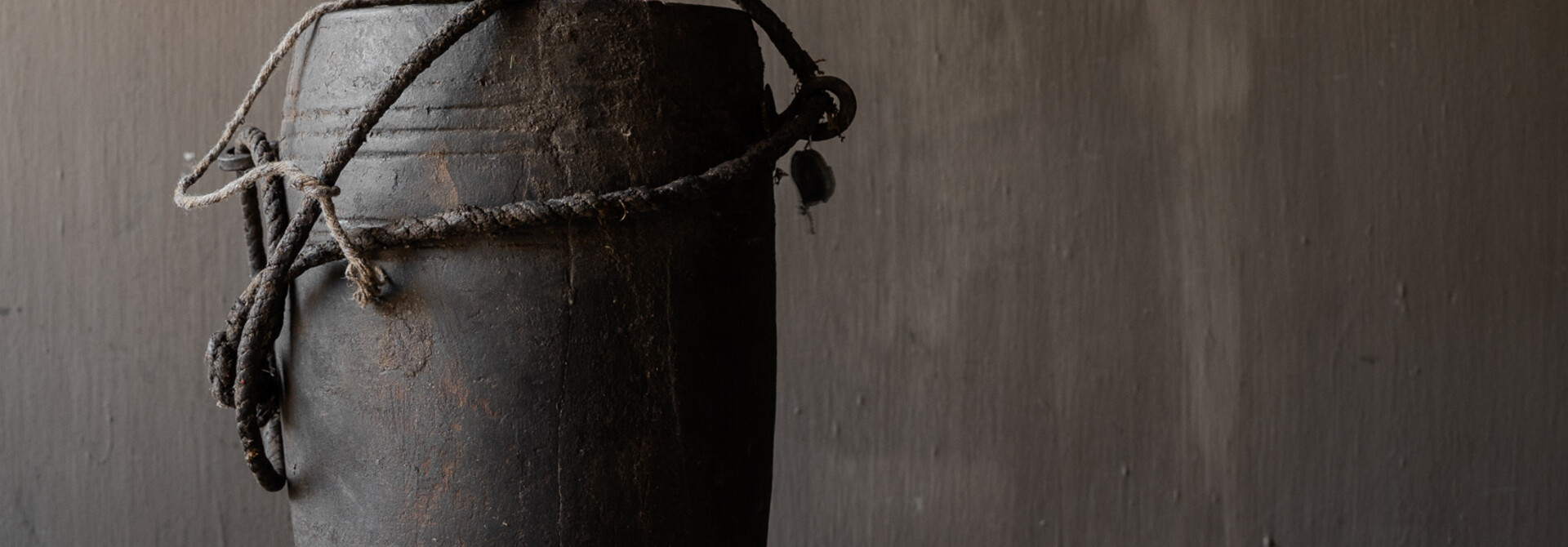 Originele Uniek Oude houten Hoffz Nepalese Kruik /Pot met deksel HOFFZ