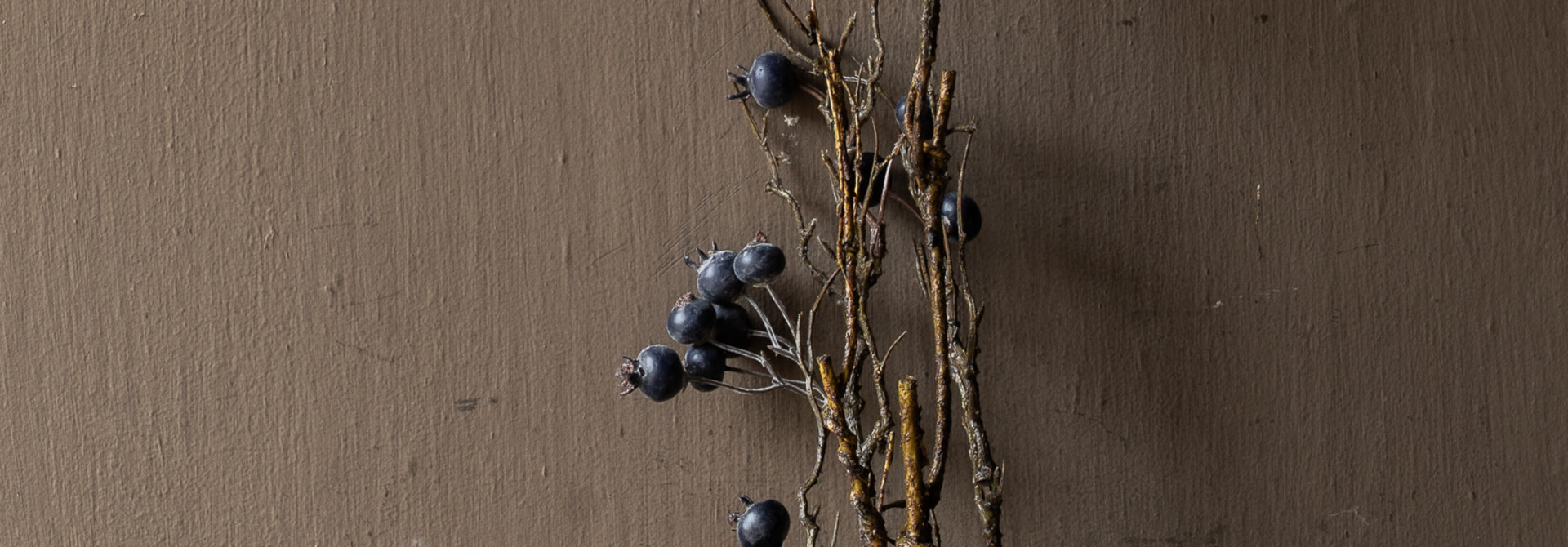 Künstlicher Beerenzweig, blaugrau – 70 cm