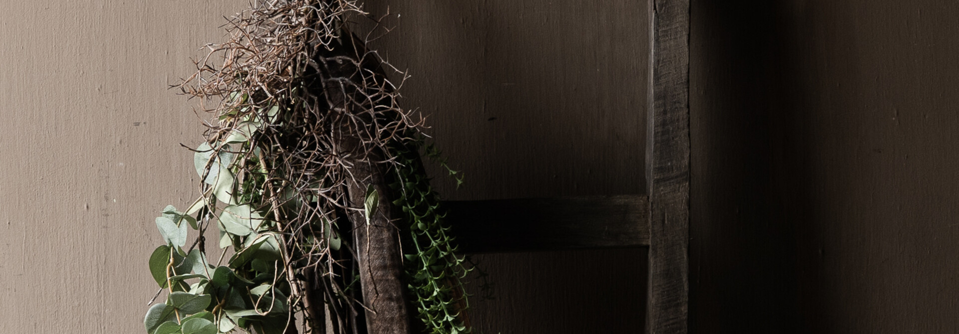 Decoratieve toef met gedroogde peulen & eucalyptus