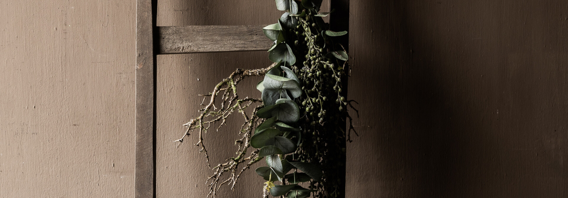 Decoratieve kunsttoef met eucalyptus, dadeltak & houttak