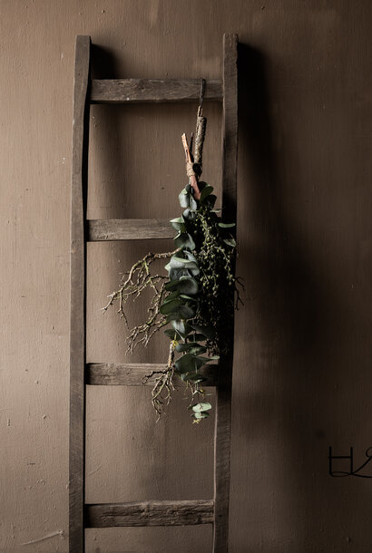 Decoratieve kunsttoef met eucalyptus, dadeltak & houttak
