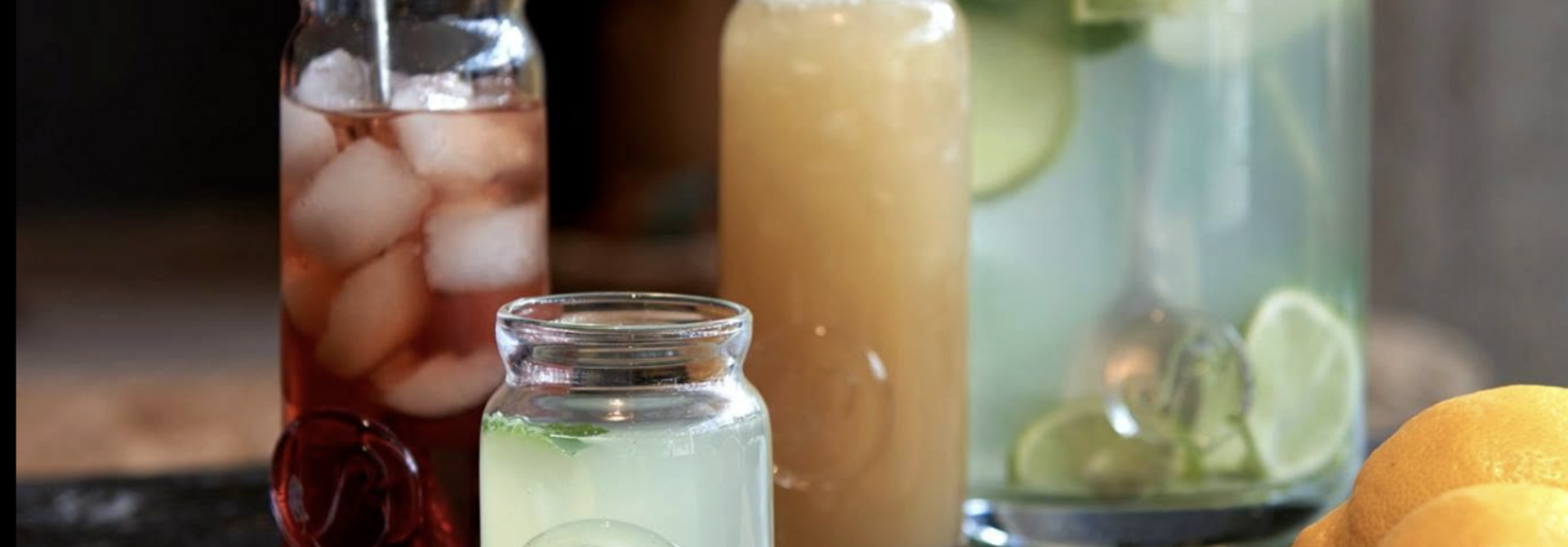 Marmeladenglas-Trinkglas mit Glasmedaillon
