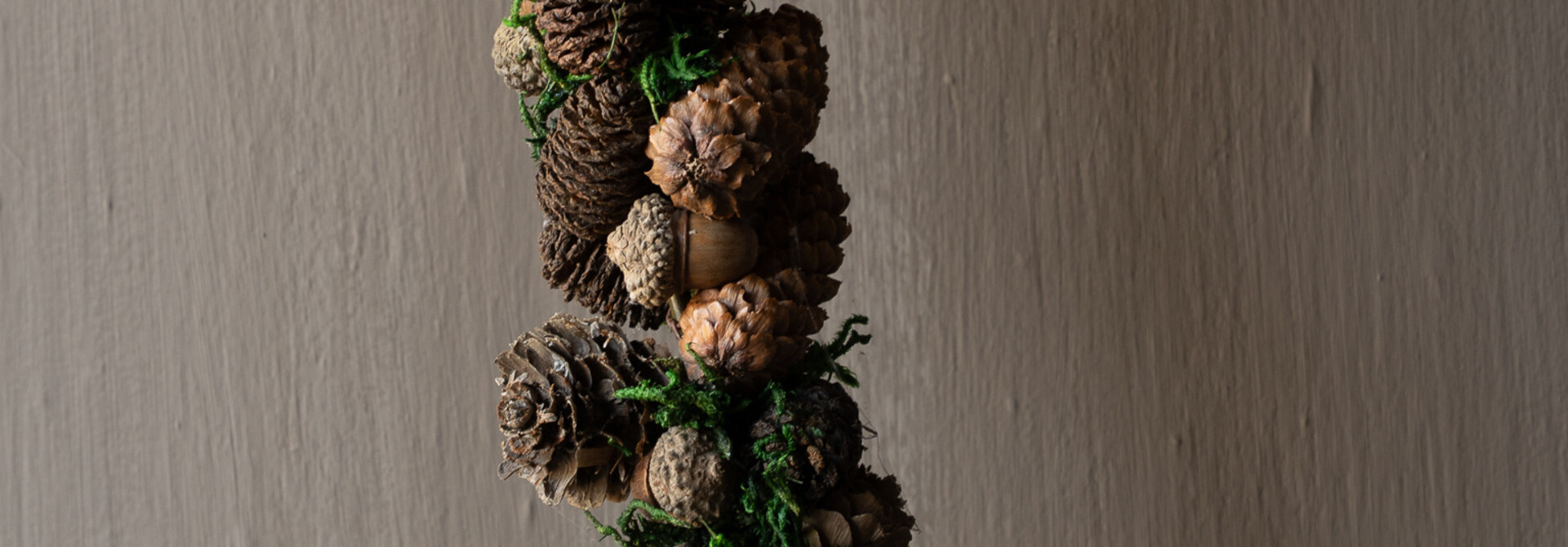 Natural wreath with pine cone, alder, acorn and moss – 65 cm
