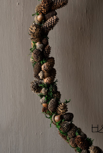 Natuurlijke krans met dennenappel, els, eikel en mos – 65 cm